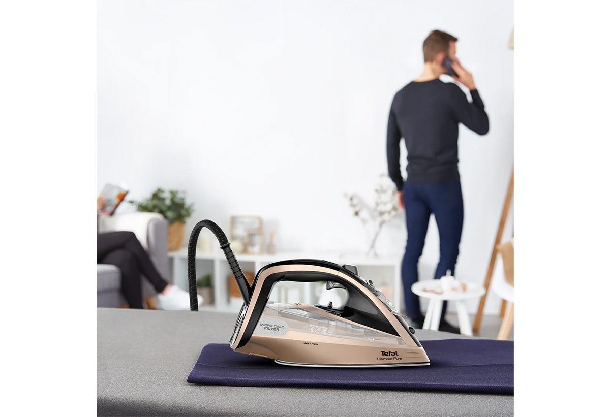 Απεικονίζεται το σίδερο ξεχασμένο πάνω σε ένα ρούχο.